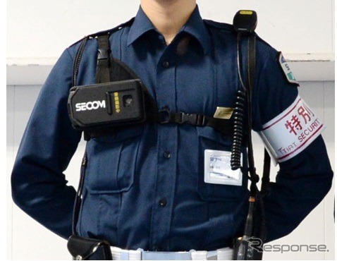 ウェアラブルカメラを右胸に装着したセコムの巡回警備員
