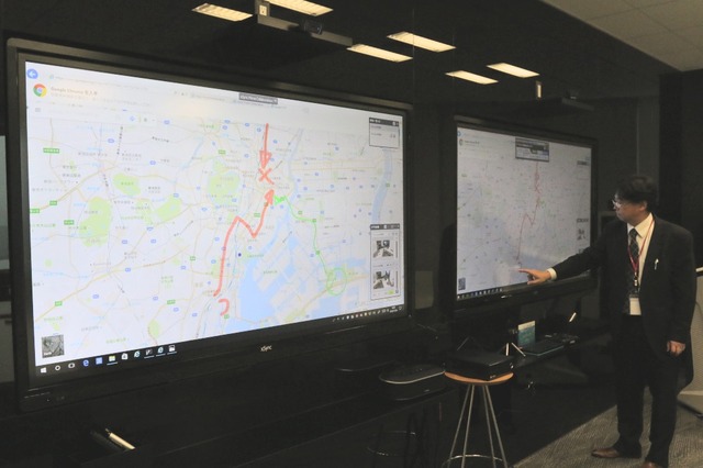 「xSync Prime Collaboration」を地図上に手書きの指示を書き込んでいる様子。手書きした指示は、情報共有する多拠点にもリアルタイムで反映される（撮影：防犯システム取材班）