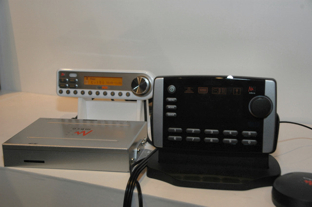 （左）車載専用端末（右）クレードルにより自動車内と家庭内で利用できる受信機