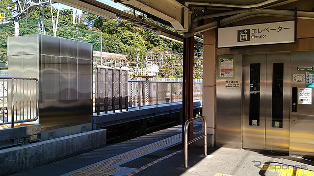 青梅駅在来ホームから新ホームを臨む