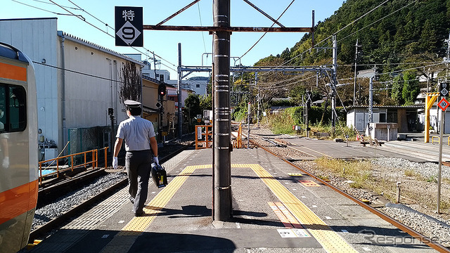 青梅駅 現ホームから奥多摩方を見る