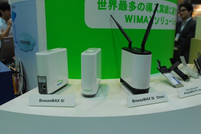 】左と中央がイーサネット接続のWiMAX端末。右は同じくイーサネット接続ができるが、複数台のPCが利用できるようにポートが5つある