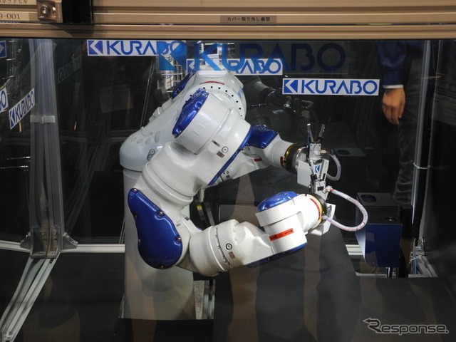 クラボウが展示したタオルを掴むロボット