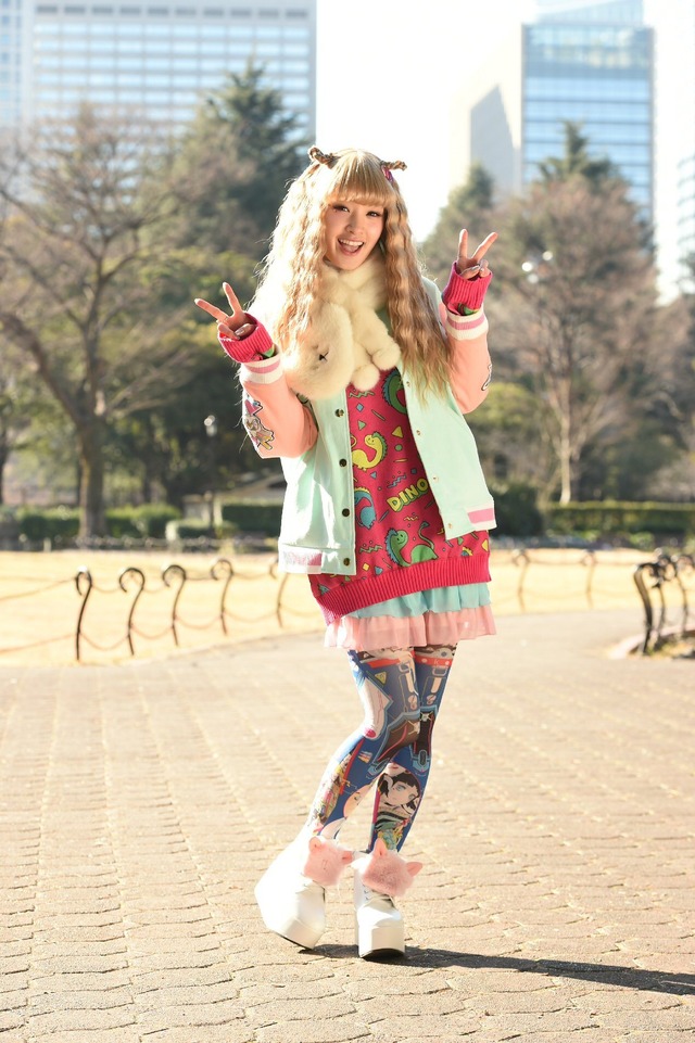 剛力彩芽、ロングヘアのセーラー服コスプレを披露