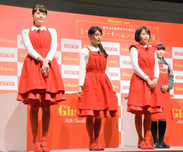 ロッテ『ガーナ』のイベントに松井愛莉、土屋太鳳、広瀬すずが真っ赤なエプロン姿で登場