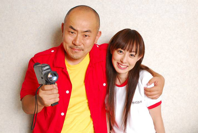 主人公・鰐淵ミカを演じる秋山莉奈と監督・脚本の佐藤佐吉。佐藤はミカの相手役・真島アキとして出演も果たす。