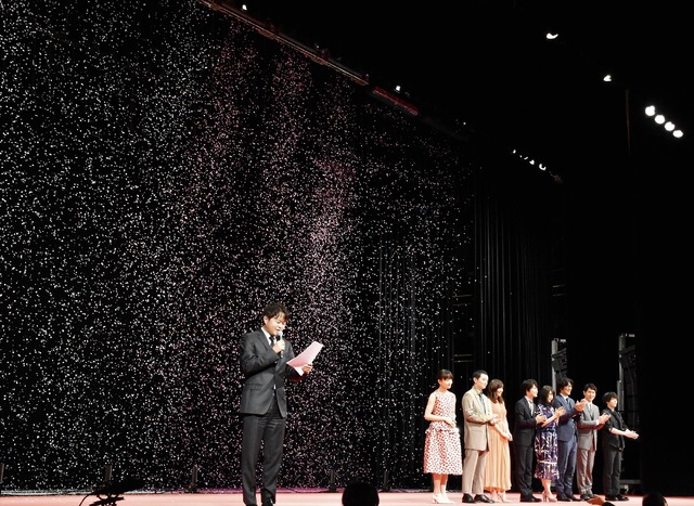 イベントオープニングは、激しさと優しさをイメージした雪と桜の紙吹雪がステージに降り注いだ