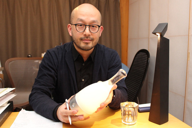 開発したアンビエンテックの「Bottled」を手にする小関氏は、商品デザインのみならず、商品のコンセプト作りにも積極的に取り組む
