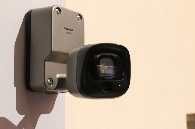「スマ@ホーム」システムのカメラ群の屋外モデルである「KX-HC300S-H」（撮影：防犯システム取材班）