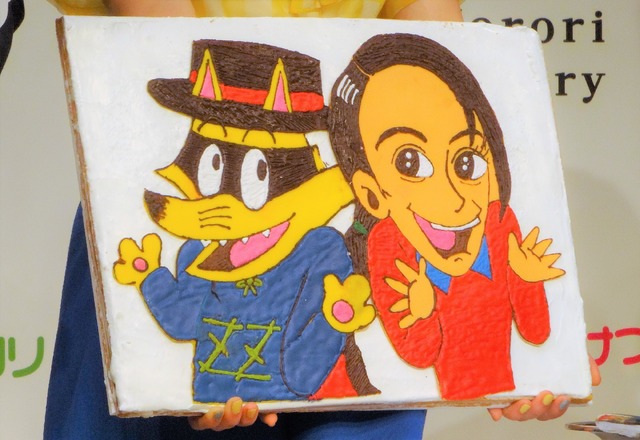 『かいけつゾロリ 』原作者の原ゆたかがゾロリと岡田結実の似顔絵をデザインしたアイシングクッキーをプレゼント。報道陣にも同デザインの手のひらサイズのクッキーが配られた