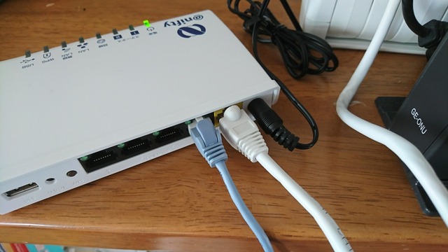 「スマートサーブ」の設置の様子。サービスアダプターを自宅のルータにLANケーブルで接続すれば、あとは電源ケーブルを繋ぐだけ（撮影：防犯システム取材班）