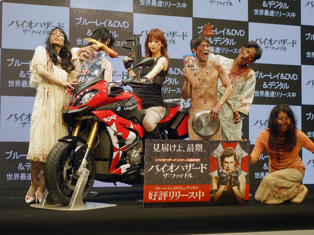 藤田ニコルが「ワイルドにこるん」に！バイクでモデル貫録の決めポーズ