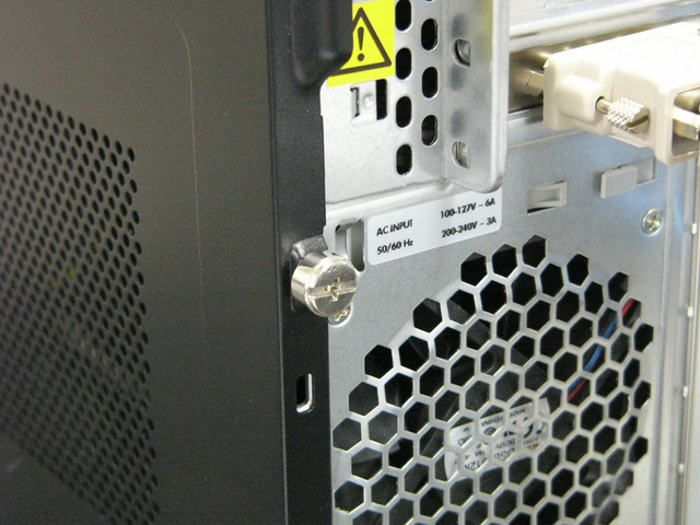 サイドパネルは背面のネジ1本で固定されており、内部にアクセスするときには、コレを外すだけでいい。