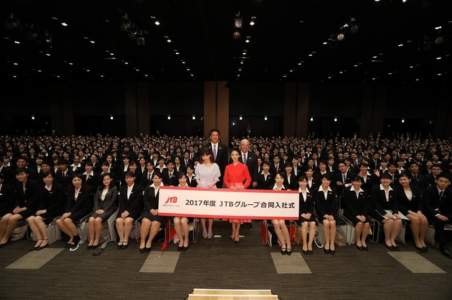 武井咲、新入社員約1000人の入社式にサプライズ登場！「夢に向かってがんばってください」