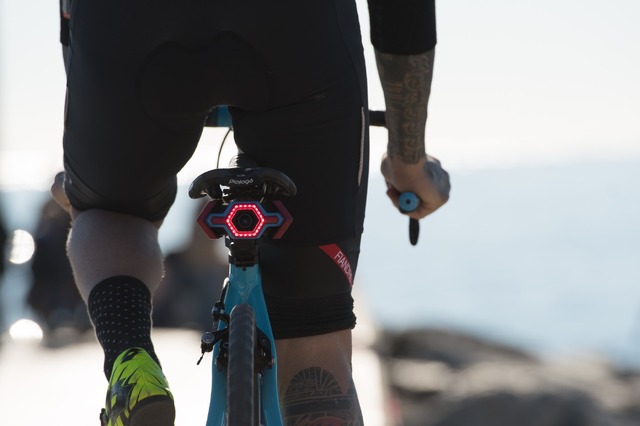 自転車のウィンカーからカメラまで複数機能搭載！スマホアプリ連動の「Hexagon」登場