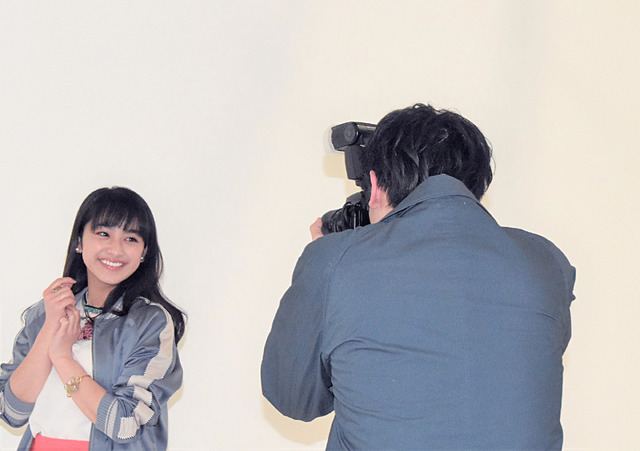 中川大志と平祐奈は13歳から共演し、とても仲良し。2人でお互いに写真を撮りあう場面も。