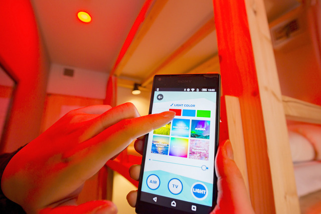 ホテル内のIoT機器はスマートフォンのアプリで使用できる。1つのアプリで操作できる独自の「＆IoTアプリ」を開発。部屋の照明も1600万色以上で調光できる