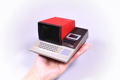 懐かしのパーソナルコンピューター「MZ-80C」が手のひらサイズに！マシン語プログラムの実行も可能