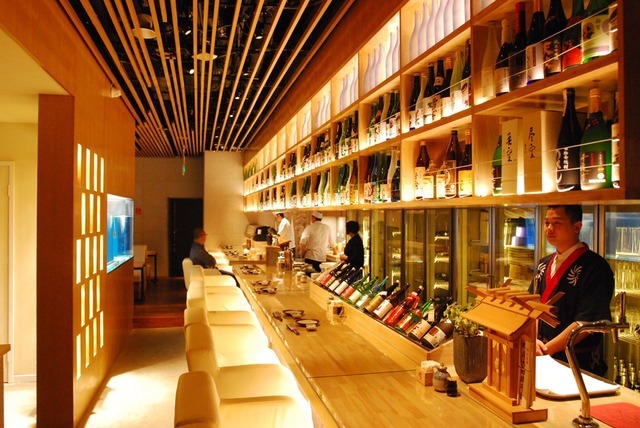 「日本の酒文化を北京の人たちに広める」をテーマに、和醸が北京で経営する「地酒ダイニングsakeMANZO」の店内