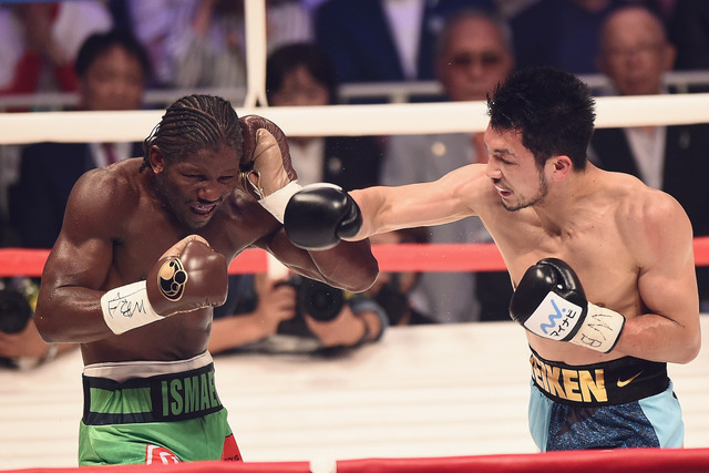 アッサン・エンダム（左） とWBA世界ミドル級王座決定戦で戦う村田諒太（2017年5月20日）