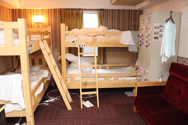 ドミトリーでは異なるグループの宿泊客が、一つの部屋に寝泊まりする