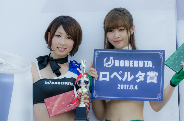 『AIR RACE QUEENS 2017 by ROBERUTA』でグランプリの清瀬まちさん（左）とロベルタ賞の林紗久羅さん（2017年6月4日）