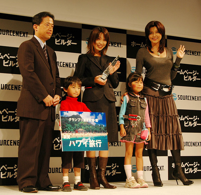 同社代表取締役社長の松田憲幸氏(左)、グランプリの高尾彩さんとお子さん（中）、同社イメージキャラクターの藤原紀香さん（右）
