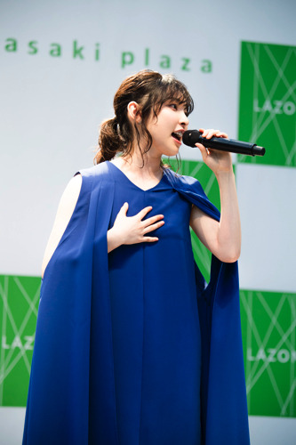 家入レオのニューシングル発売記念イベントに川口春奈がサプライズ登場