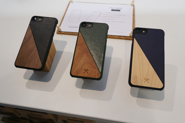 iPhoneケースは木と革のハイブリッド素材によるスタイリッシュなものもある