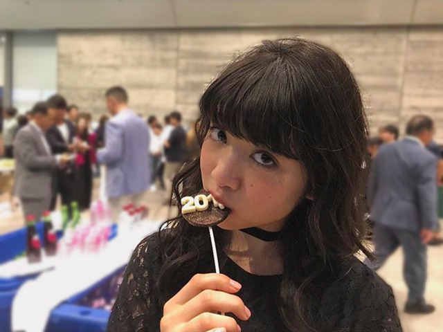 東京女子流・新井ひとみ、キメ顔でチョコをパクッ！「可愛すぎるー!!」と話題