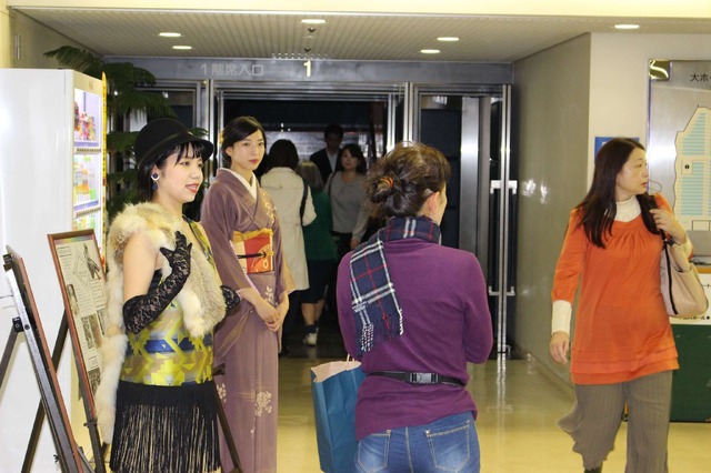 映画『はいからさんが通る』試写会に袴姿のハイカラ女学生が集合！パネル展示も実施