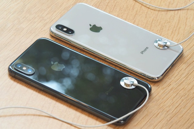 「iPhone X」。シルバーとスペースグレーの2色展開