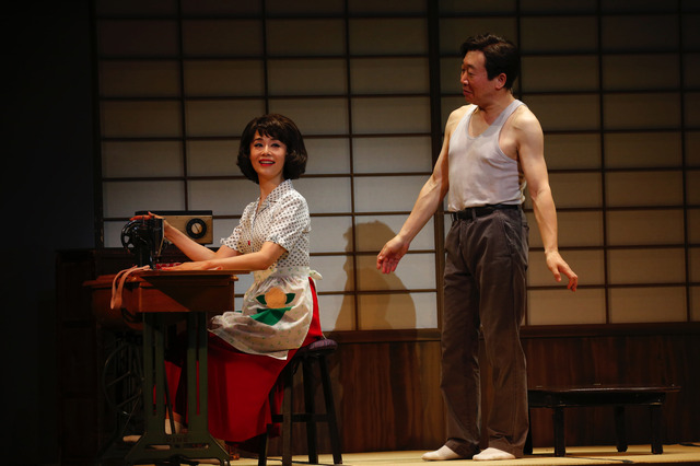 大地真央主演の舞台『夫婦漫才』が開幕！昭和の要素満載に、久々の関西弁披露も