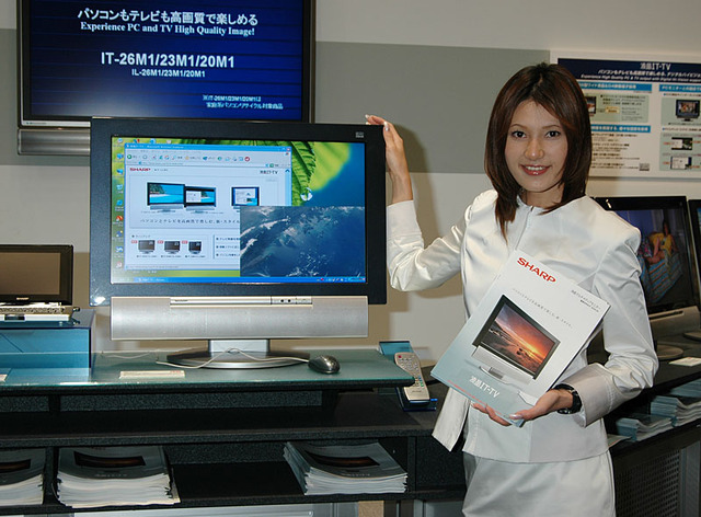 液晶IT-TV IT/IL-26M1は、26V型のTVチューナー内蔵液晶マルチメディアディスプレイ。PC作業中でもマルチ画面機能でTVやビデオ映像を子画面に表示できる。12月上旬発売