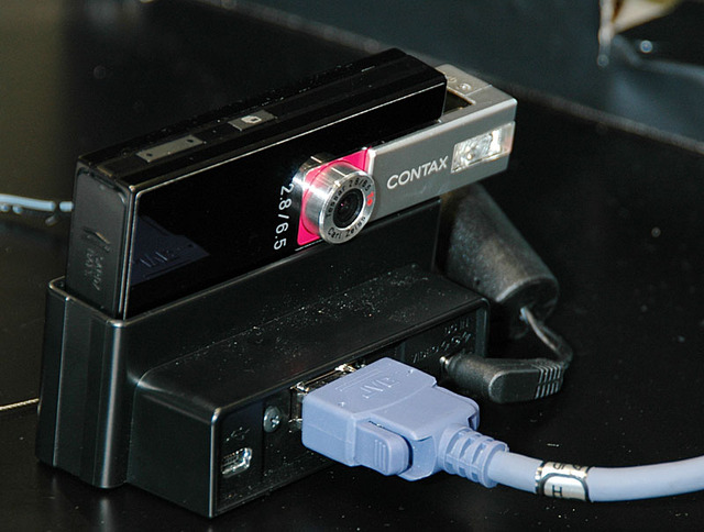 D3端子搭載のUSBクレードルが付属しており、デジタルカメラで初めてハイビジョンTV出力に対応した