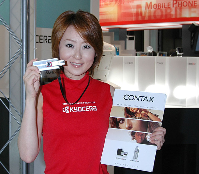 　京セラブースでは、カールツァイスT*レンズを搭載したCONTAXブランドのデジタルカメラ2機種「CONTAX U4R」「CONTAX i4R」も、発売前の新製品となるが出品していた。