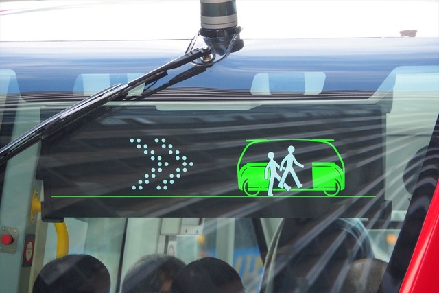 ディスプレイには行き先のほか発車、停車、乗降中などのステータスが表示される