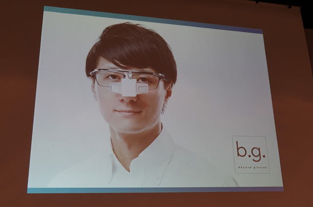 メガネスーパーがアイウェアの領域で培ってきたノウハウを活かしたメガネ型ウェアラブル端末「b.g.」の量産デザインが発表された