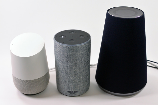 「Amazon Echo」（中央）、「Clova WAVE」（右）、「Google Home」（左）