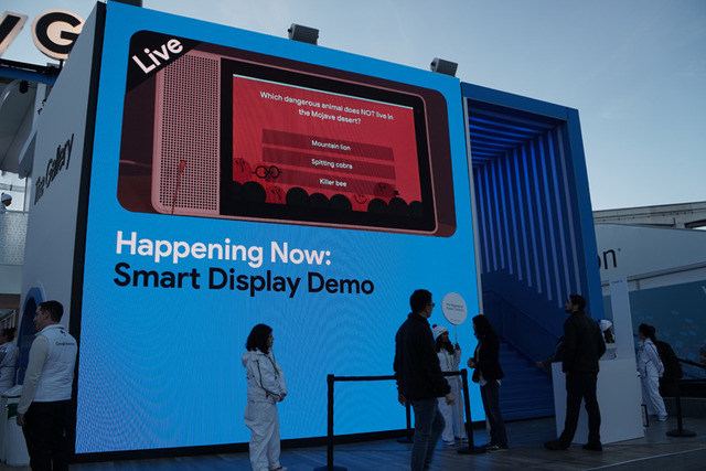 Google Smart Displayを紹介するデモンストレーションを定期的に上映している