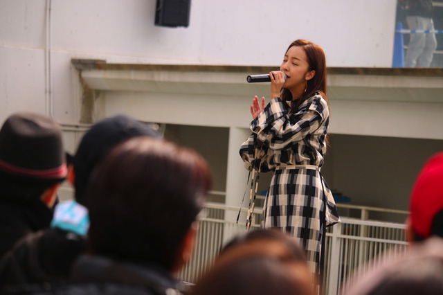 板野友美、新曲発売記念イベントで全国ツアー開催を発表