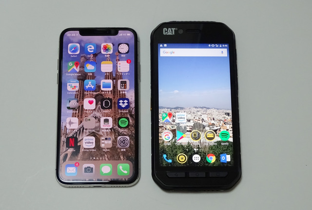 iPhone Xとのサイズ比較。5インチの画面ながら本体のタテサイズはiPhone Xを超える