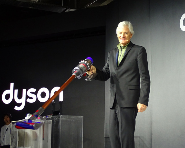 新製品発表会のため来日したジェームズ・ダイソン氏。「V10の登場を機に、ダイソンはもうコード付掃除機はつくらない」と壇上で明言した
