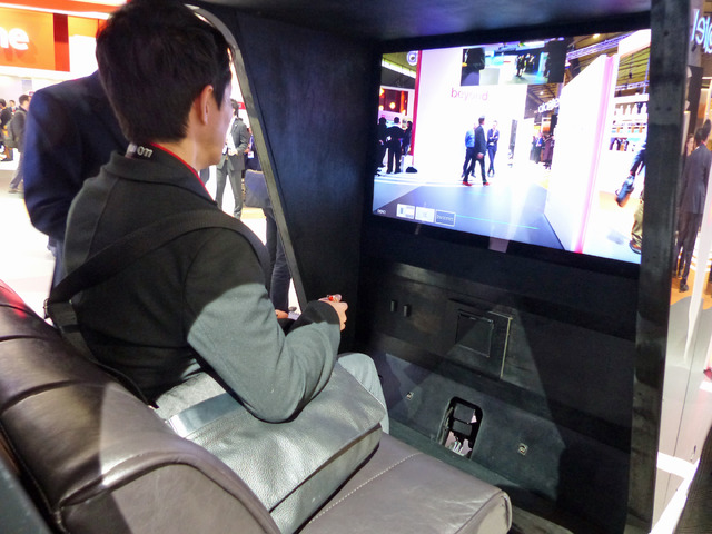 車内の4Kディスプレイに、超高感度イメージセンサーの映像を表示。自動運転が可能になれば、このディスプレイで映画鑑賞したり、ゲームを楽しむことも