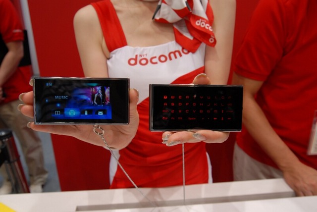　ディスプレイとキーが分離する「セパレートケータイ」。「CEATEC JAPAN 2008」にてドコモが展示をしている。