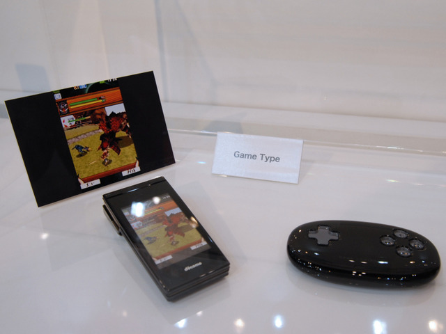 　CEATEC JAPAN 2008のドコモブースでは、プロジェクターを内蔵した携帯電話「プロジェクターケータイ」を展示している。