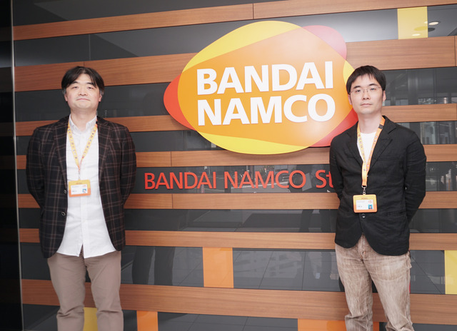インタビューに答えていただいたバンダイナムコスタジオの齋藤淳氏（左）と佐藤悠氏（右）