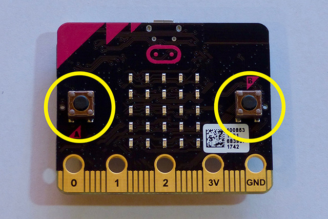 micro:bitの表面にはAとBの2つのボタンがあり、中央に5×5（計25個）のLEDが並んでいる。下部の金属部分は、電源をつないだり、各種信号をやり取りできるコネクターになっている