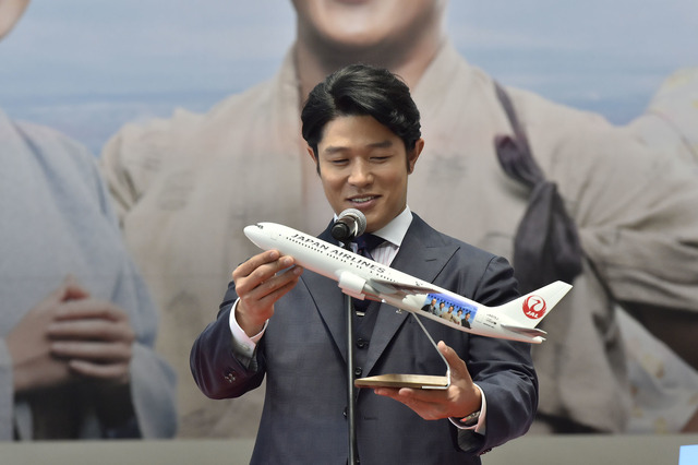 JAL、「西郷どん」特別塗装機を就航！鈴木亮平が搭乗客を見送り