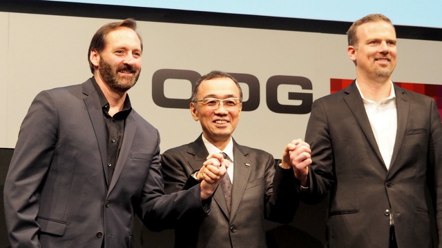 （左から）ODGのピート・ジェイムソン氏、KDDIの山田靖久氏、クアルコムのヒューゴ・スウォート氏